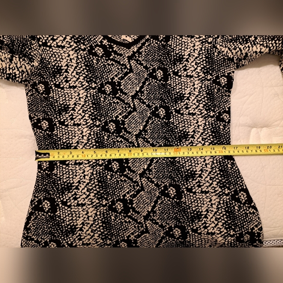 Nanette Lepore V-Neck Snake Print Sweater Dress Cream & Black Large New - Picture 3 of 7